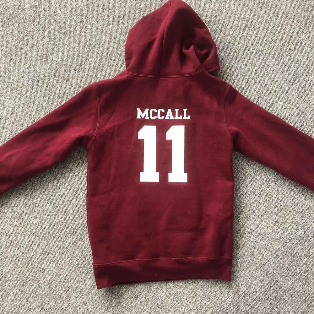 En hoodie inspiration av serien Teen Wolf. Ser ut som att hoodien tillhör karaktären Scott McCall som spelar i Beacon Hills Lacrosse team.  Supersnygg hoodie, köptes för något år sedan för ca 600kr i USA och är knappt använd.. Hoodies.