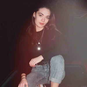  - Säljer halsbandet på bilden. Frakt 19kr. 