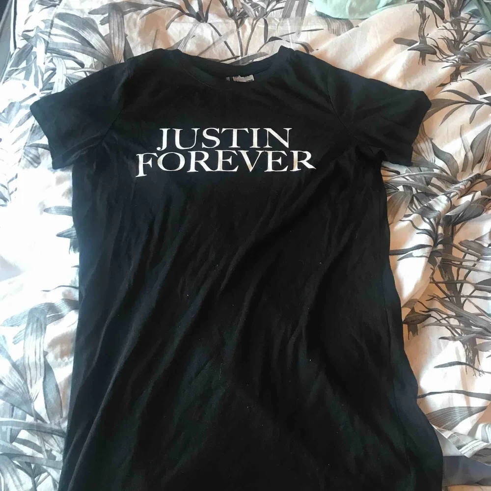 Justin Bieber t-shirt Det är lite oversized och lång  (Väldigt skön att sova i). T-shirts.