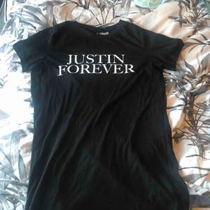 Justin Bieber t-shirt Det är lite oversized och lång  (Väldigt skön att sova i)