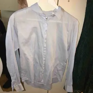 En blå vit randig skjorta från ströms. Fläckfri