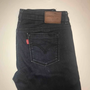  - Levis jeans. Rätt använda men inget fel på dom.