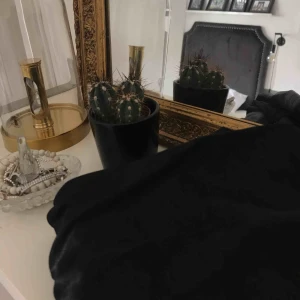  - Fina glansiga byxor använda max 2 gånger. De har töjt sig en del vilket gör att de är för stora. 