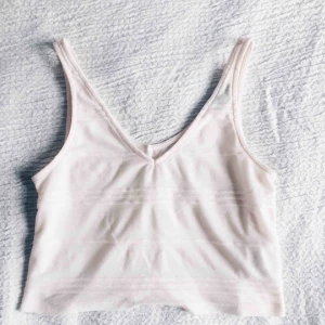  - En vacker rosa crop som varit med mig i många år. Inköpt på topshop. Perfekt skick. Fina dekorativa sömmar 