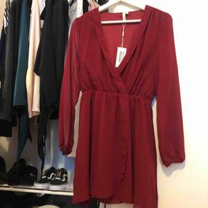 Vinröd klänning med knytning 