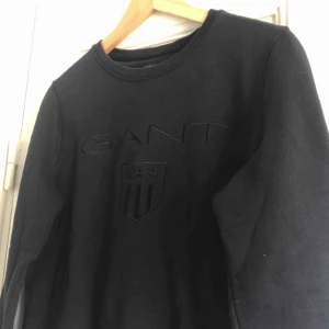  - En sweatshirt från GANT. Storlek small, damstorlek. Skick: 9.5/10 (aldrig använd). Finnes på Södermalm, Stockholm. Kan postas men då står Du för frakten, (59kr). Mvh Marija & Nugget