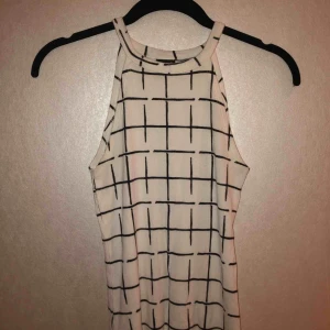  - Ribbat linne. Passar S & M. Mönstrat och stretchigt, ribbat linne. Använd få gånger. Från Gina Tricot. Pris kan sänkas vid köp av andra produkter;)