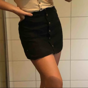  - Kjol från hm, i fake mocka, svin snygg på!! Men tyvärr är den lite för liten för mig