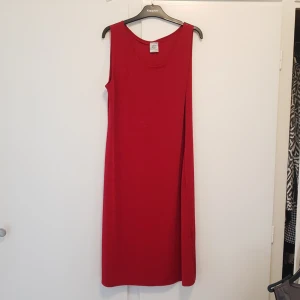  - Fin röd klänning som är perfekt till jul. Storlek M i fint använt skick.