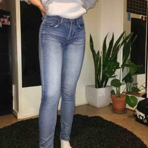 Ljusa jeans från H&M, i gott skick, knappt använda. Kan mötas upp i Norrtälje eller frakta. köparen står för frakten