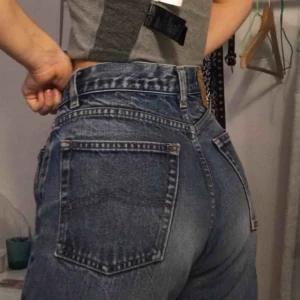  - Så fina vintage Rocky Jeans i nyskick! Straightleg! Strl 28/32 står det, men skulle nog säga att de är ungefär 26 i midjan. Endast testade av mig då de är lite förstora🥰  Möts upp i Södra Stockholm Annars står köparen för frakt