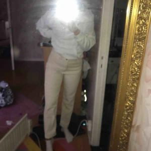  - Sviiiiinsnygga benvita manchesterbyxor från gina🥰🥰🥰🥰😎 säljer pga fel storlek 😢 de är i mom fit 