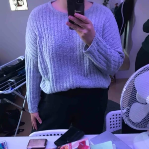  - Suuupermysig tjocktröja, väldigt mjuk och stretchig och inte alls stickig. Knappt använd, köparen står för frakt🦋