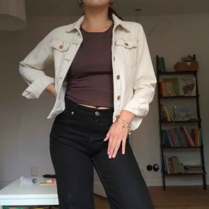  - Säljer denna jacka från boohoo. Använd fåtal gånger. Frakten kostar 63kr