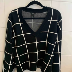  - Svart rutig tjockare tröja med en snygg v-ringning. Från Lindex. Nypris 400kr  Frakt tillkommer