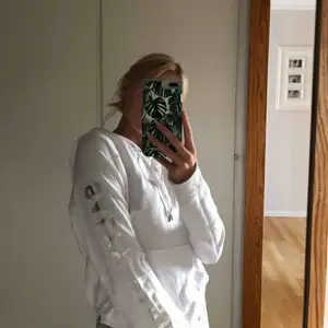 Vit hoodie från Forever 21, silvrig text på ena armen som står ”salty vibes”. 😊