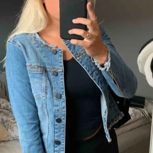  - Cool jeansjacka från mango! Snygga detaljer som gör jackan lite mer speciell😇 använd en gång, köparen står för frakt 