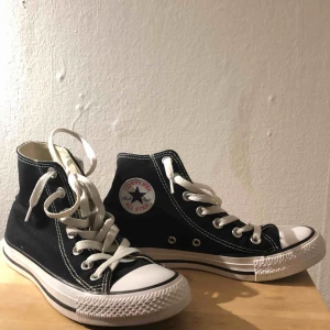  - Nästan helt nya svarta converse! Säljer pgr av för små:(  Möts upp i Göteborg eller står köparen för frakt 