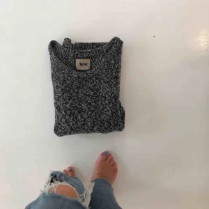  - Acne stickad tröja, strl sx men sitter lite större