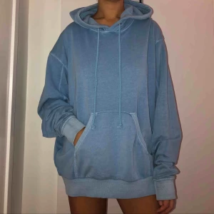  - Oversized hoodie från Weekday. Aldrig använd. 