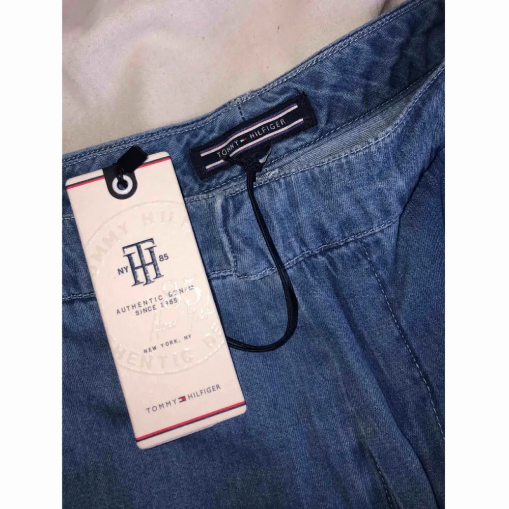 Helt oanvända Tommy Hilfiger jeans, prislapp kvar. Tighta byxor som är ganska tunna, passar bäst till sommar & vår.. Jeans & Byxor.