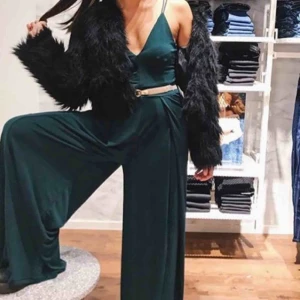  - Lånade bilder!! Säljer denna jumpsuiten från Bikbok då den är för liten för mig. 300 +frakt. Kan mötas upp i Karlskrona. Pris kan diskuteras vid snabb affär. Kan fixa andra bilder om det önskas. 