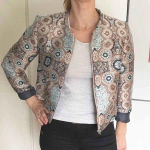  - Riktigt snygg mönstrad jacka från H&M conscious. Den är mycket sparsamt använd, så den är i nyskick! 