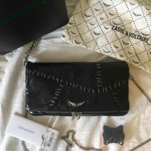  - Limited edition Rock staples bag köpt i vintras på zadigs butik i Stockholm. Väskan är i nyskick💓 går ner i pris vid snabb affär