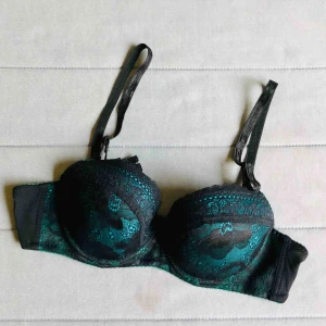  - Helt oanvänd men har endast provat och tagit bort lappen. Vackraste spetsmönstret och fina färger! Står stl 34 men den är som är 75B