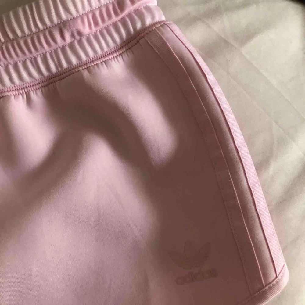 Super söta och bekväma shorts från Adidas, jätte fint skick använd få gånger. . Shorts.