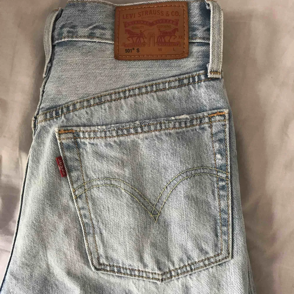 Levis 501 byxor med snygga slitningar, hög midja och w24 i storlek. Använda men bra skick! Säljer pga för små, köparen betalar frakt (54kr). Jeans & Byxor.