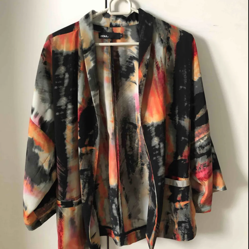 Aldrig använd mönstrad kimono från ZOUL. 100% polyester. Frakt på 25kr tillkommer . Tröjor & Koftor.
