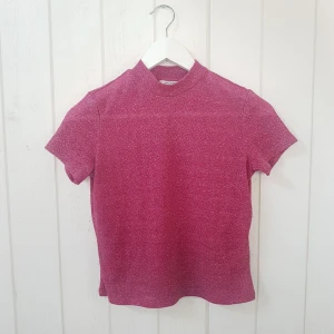  - SLUTSPURT INFÖR FLYTT! På söndag drar jag iväg på folkis ett år, så försöker göra flyttlasset så lätt som möjligt!  Här är en glittrande t-shirt från Monki i härlig cerise färg, jättefin att bära under klänning eller bara för sig!  Pruta om du tycker priset är för högt!🧡🧡🧡