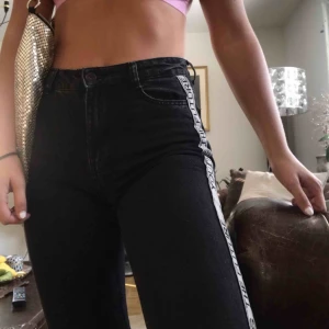  - Suupersnygga jeans från Berschka med text på sidorna! Jag brukar ha storlek 27 i waist och de passar mig så skulle säga att de är en 36 mer än 34🖤✨ Postar gärna men möts också upp i Malmö om det önskas :)