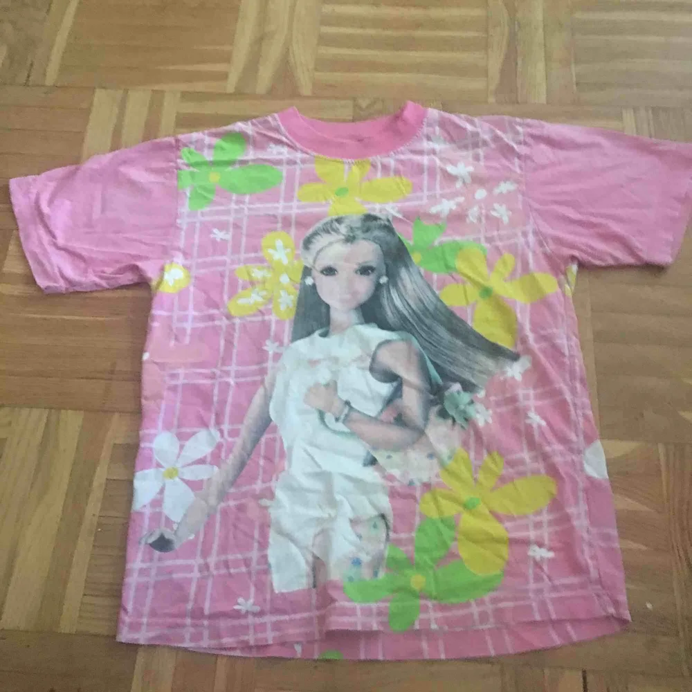 Barbie t-shirt i xs- small Frakt 37. T-shirts.