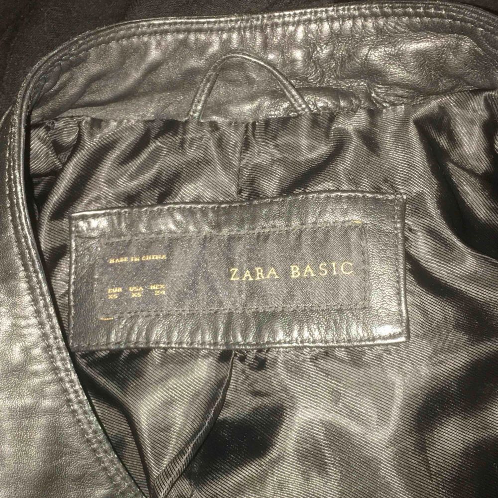  En svart skinnjacka från Zara, ca 1år gammal, men ser ut som ny. . Jackor.