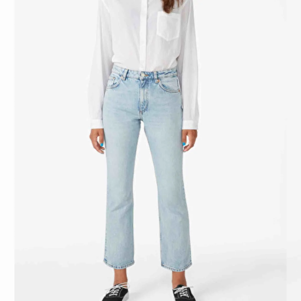 OANVÄNDA jeans från Monki i modell Zoey! Jättesnygga jeans som är tightare upptill och går ut nedtill. För små för mig tyvärr, men passar nog bra på en XS✨✨💞. Jeans & Byxor.