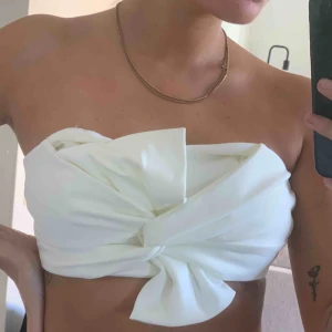  - Söt topp från Nelly. Storlek S men passar även XS. Aldrig använd. 100kr inkl frakt.