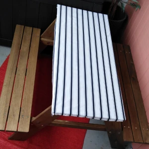  - Säljer ett picknickbord för barn Inköpt i juni 2019 I nyskick Har just nu en vaxduk på för att skydda bordsdelen kan tas bort om så önskas Nypris 499:- Mitt pris 300:- Säljes då det är lite stort för vår balkong Hämtas i Husby backe Söderköping