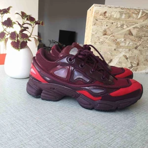  - Raf Simmons x Adidas. Så himla snygga men kommer inte till användning. Kan säljas med originalkartong om man önskar! Två öljetter på vänsterskon är lite skeva, därav priset! 