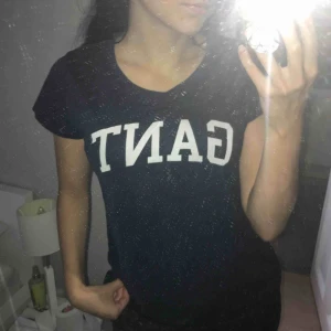  - Marinblå färgad gant tröja , i bra skick förutom lilla fläcken i fram på tröjan där av priset