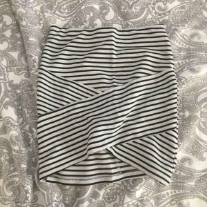  - kjol, helt oanvänd. strl 134/140 (passar XS och S). träffas i sthlm