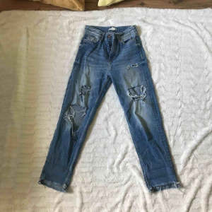 - Skitsnygga mom/boyfriend jeans från h&m, sitter fint på speciellt över rumpan. Passar xxs-xs Kika gärna in på min profil, har massvis med annonser ute!