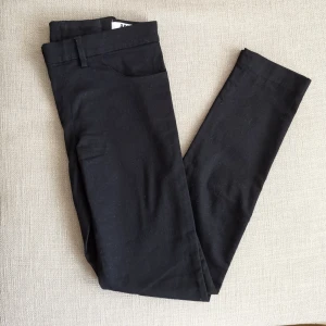  - Svarta "skin black" Acne jeans som knappt är använda. Dragkedja bak vilket är en cool detalj. Underbart stretchigt jeanstyg i hög kvalité. Köparen står för frakten eller så möts vi upp i Göteborg/Mölndal. Kan betalas med swish eller så aktiverar jag safepay om det föredras. 