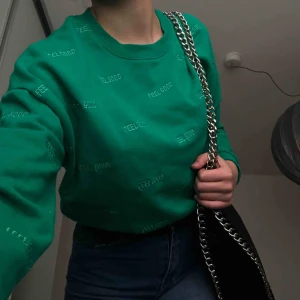  - En snygg och färgsprakande tjocktröja. Använd en gång.