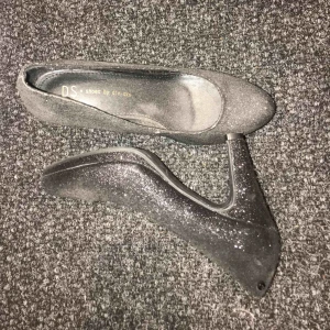  - Glittriga svarta klackar. Klackhöjd ca 8cm. Använda en gång. 