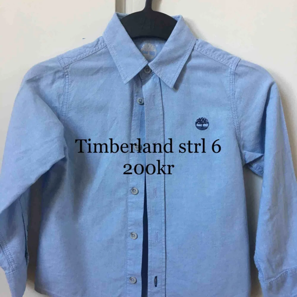 Ljusblå skjorta från Timberland, storlek 6Y, mycket fint skick. Skjortor.