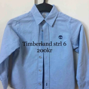  - Ljusblå skjorta från Timberland, storlek 6Y, mycket fint skick