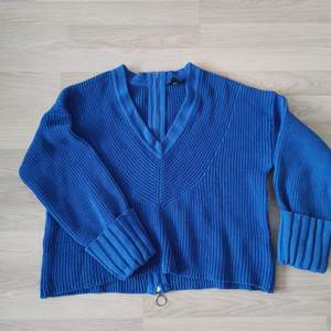 Blå tröja från Lindex sustsinable choice. Så mjuk och skön! Sista bilden är på kedjan på tröjans rygg. Nästintill oanvänd. Priset är inklusive frakt. 