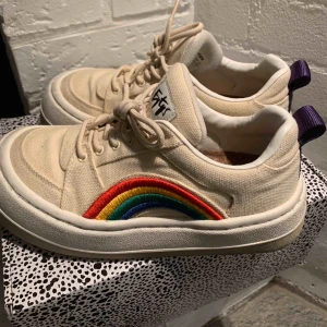  - Säljer mina älskade Eytys i modellen Sonic, strl 38! Sparsamt använda och ser ut att vara nya💜🤩  Nypris 2000kr! Kan mötas i Göteborg eller Borås, annars betalar köparen frakt 👍🏼